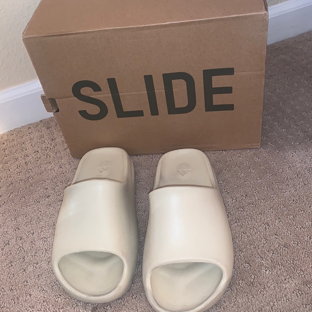 YEEZY SLIDES